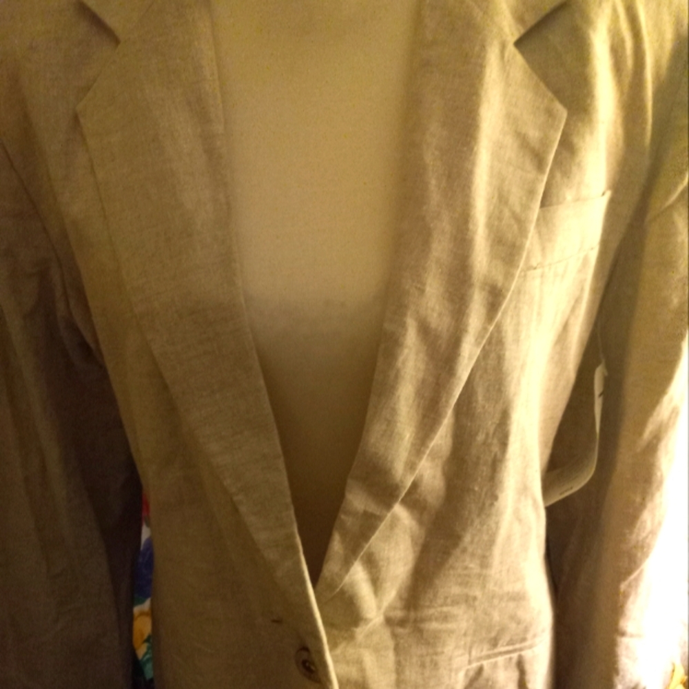 Not new,vintage with original tag, basic classic beige blazer one button size 6.